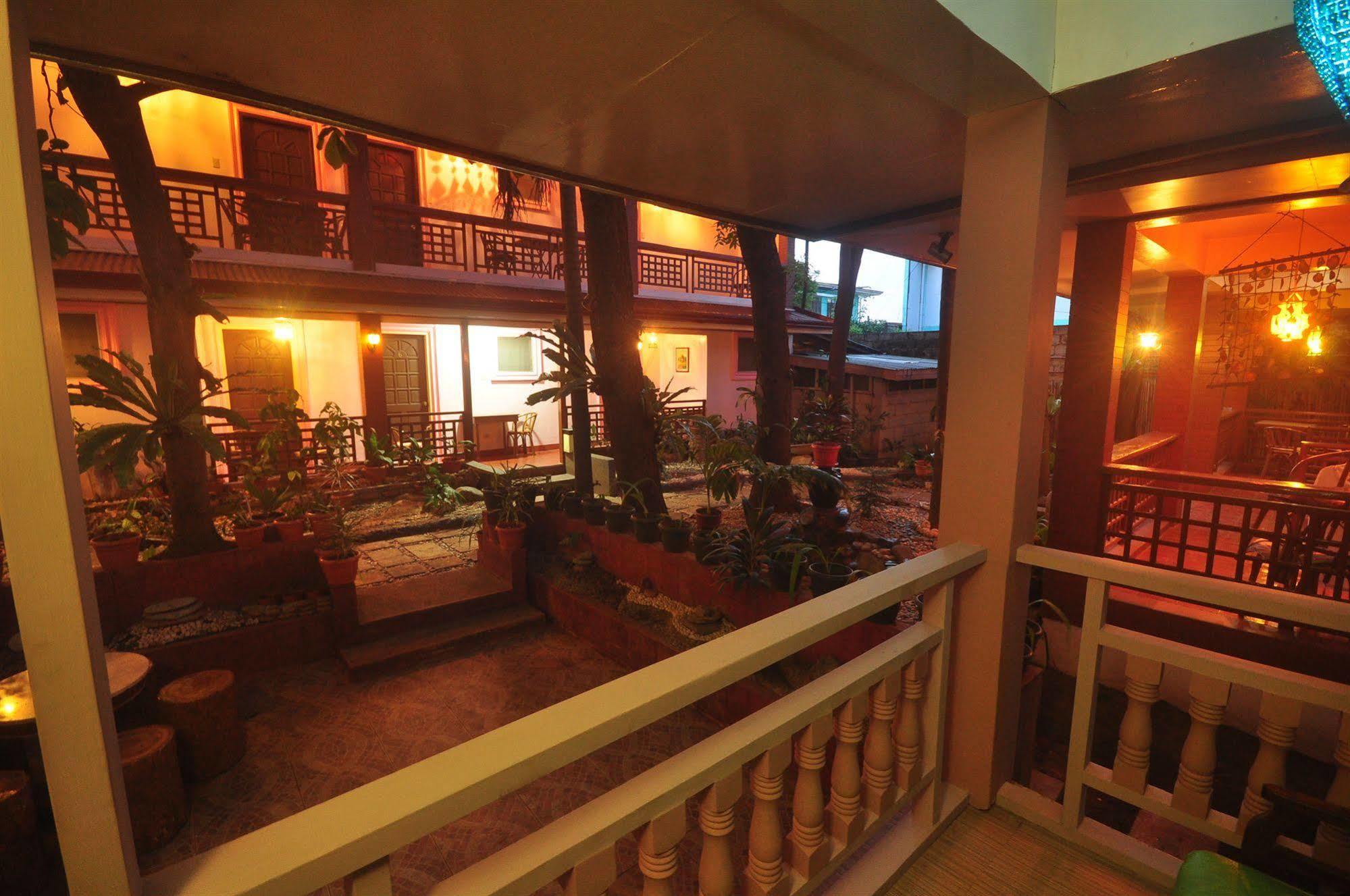 Lola Itang Pension House Tiniguiban エクステリア 写真