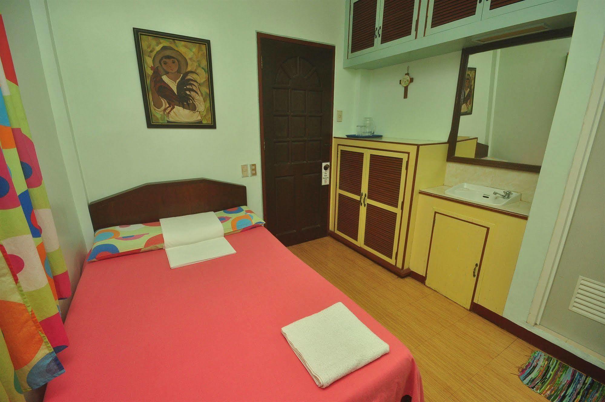 Lola Itang Pension House Tiniguiban エクステリア 写真