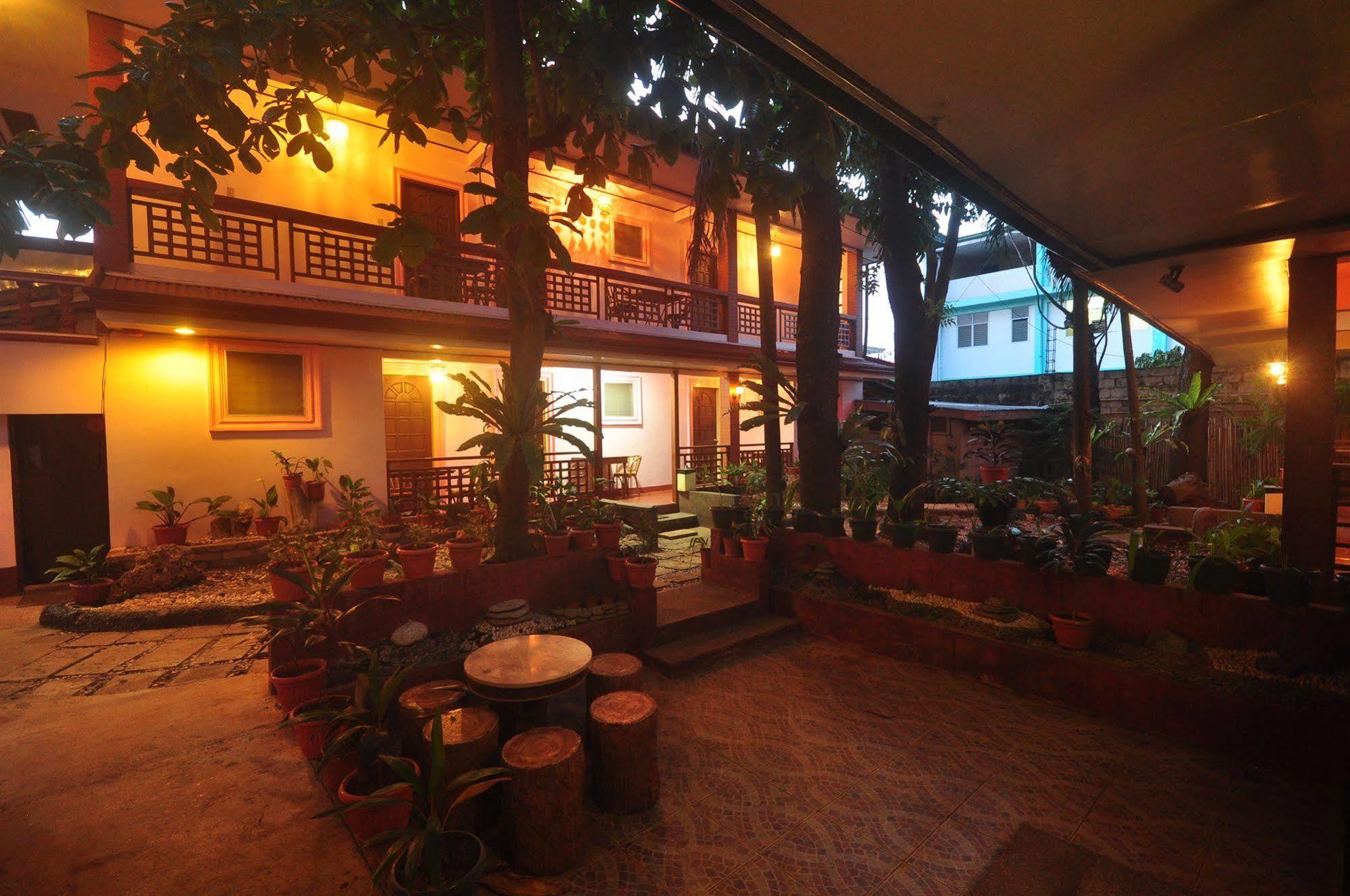 Lola Itang Pension House Tiniguiban エクステリア 写真
