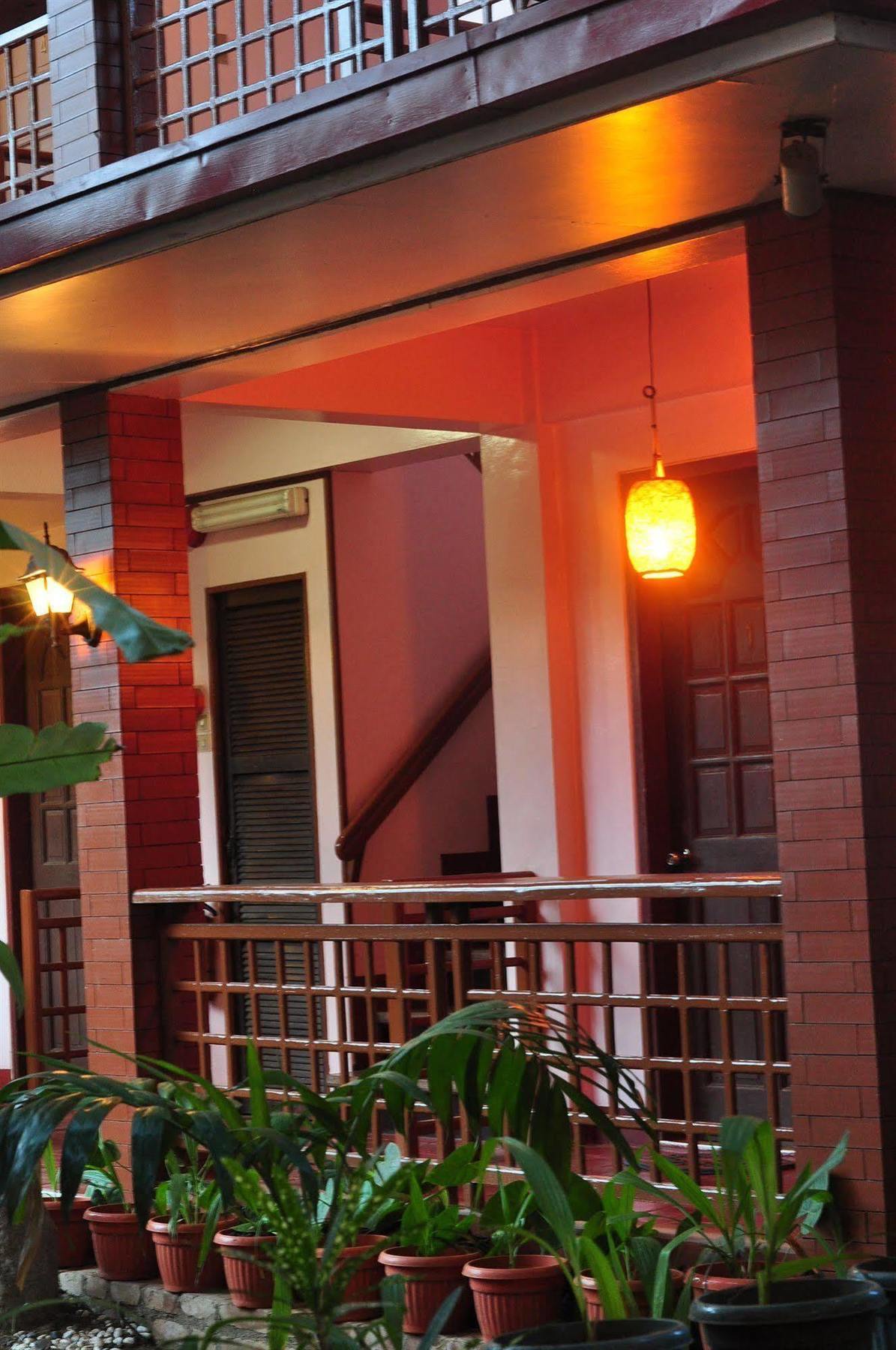 Lola Itang Pension House Tiniguiban エクステリア 写真